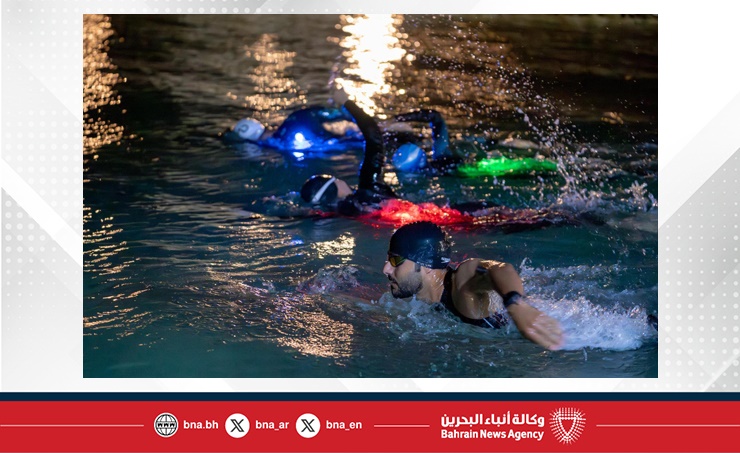 انطلاق تحدي السباحة حول مملكة البحرين بمشاركة 4 سباحين ولمسافة 170 كيلومترا